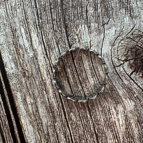 Stepping Stone Pattern Ring - Picture 2 of 2